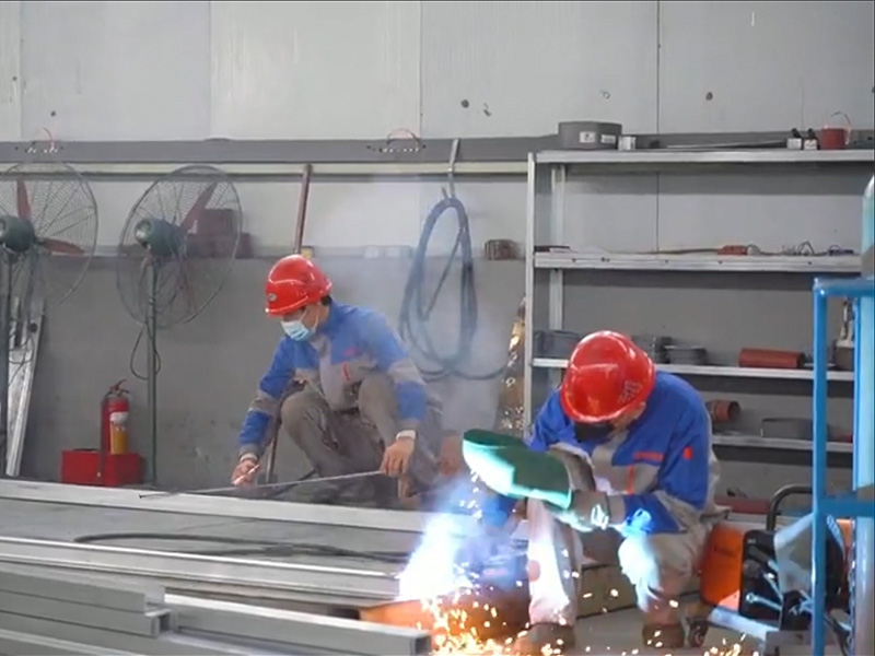 เปิดเผยจุดแข็งที่ซ่อนอยู่: ศิลปะการเชื่อมของเราในเครื่องทำน้ำแข็งบล็อก