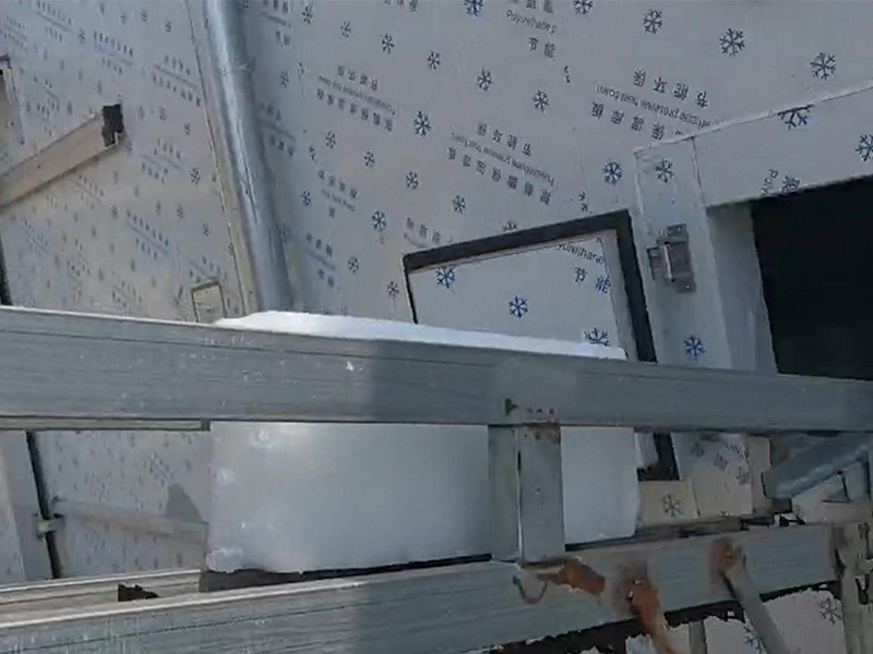 การถ่ายโอนน้ำแข็งบล็อกที่มีประสิทธิภาพ: การผสานรวมเครื่องทำน้ำแข็งบล็อกและการจัดเก็บแบบเย็นที่ราบรื่น