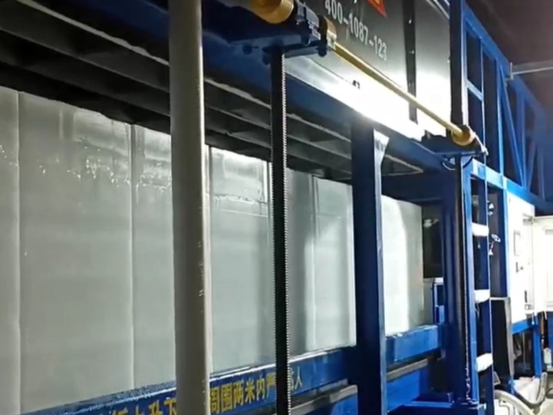 ประสบความสำเร็จในการทดลองใช้เครื่องทำน้ำแข็งบล็อกขนาด 50 กก. กำลังการผลิต 15 ตันต่อวัน